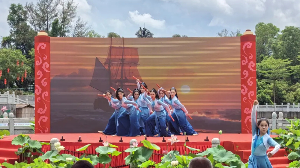 2025年第37屆廣州蓮花山蓮花文化旅游節(jié)現(xiàn)場(chǎng)節(jié)目表演.jpg